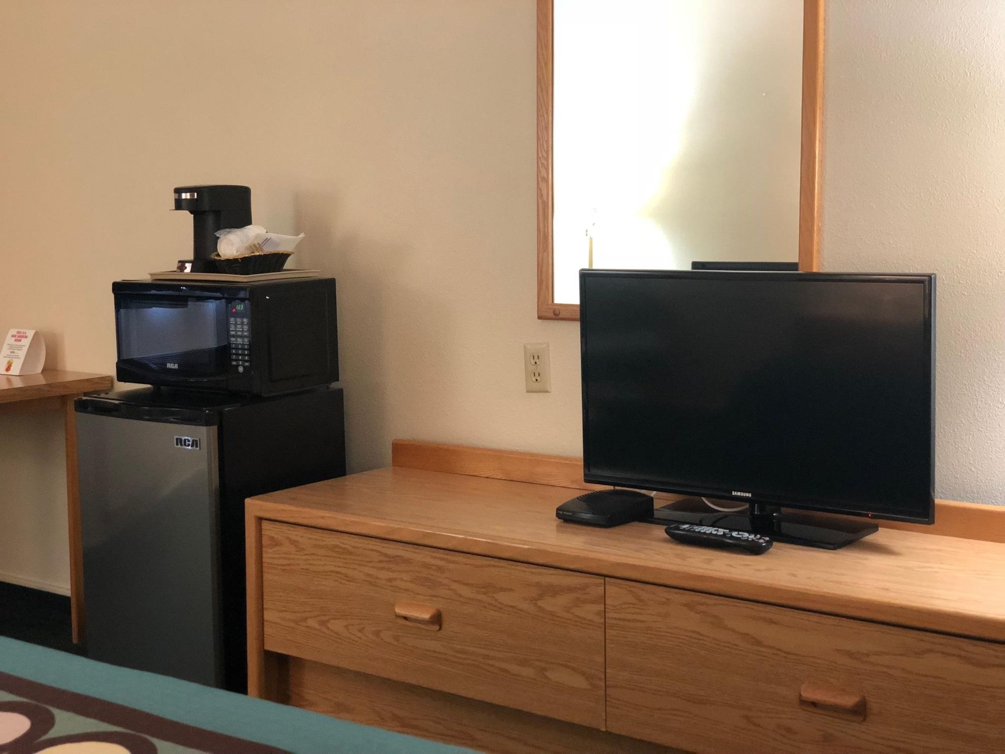 Hotel Super 8 By Wyndham Moose Jaw Sk Esterno foto