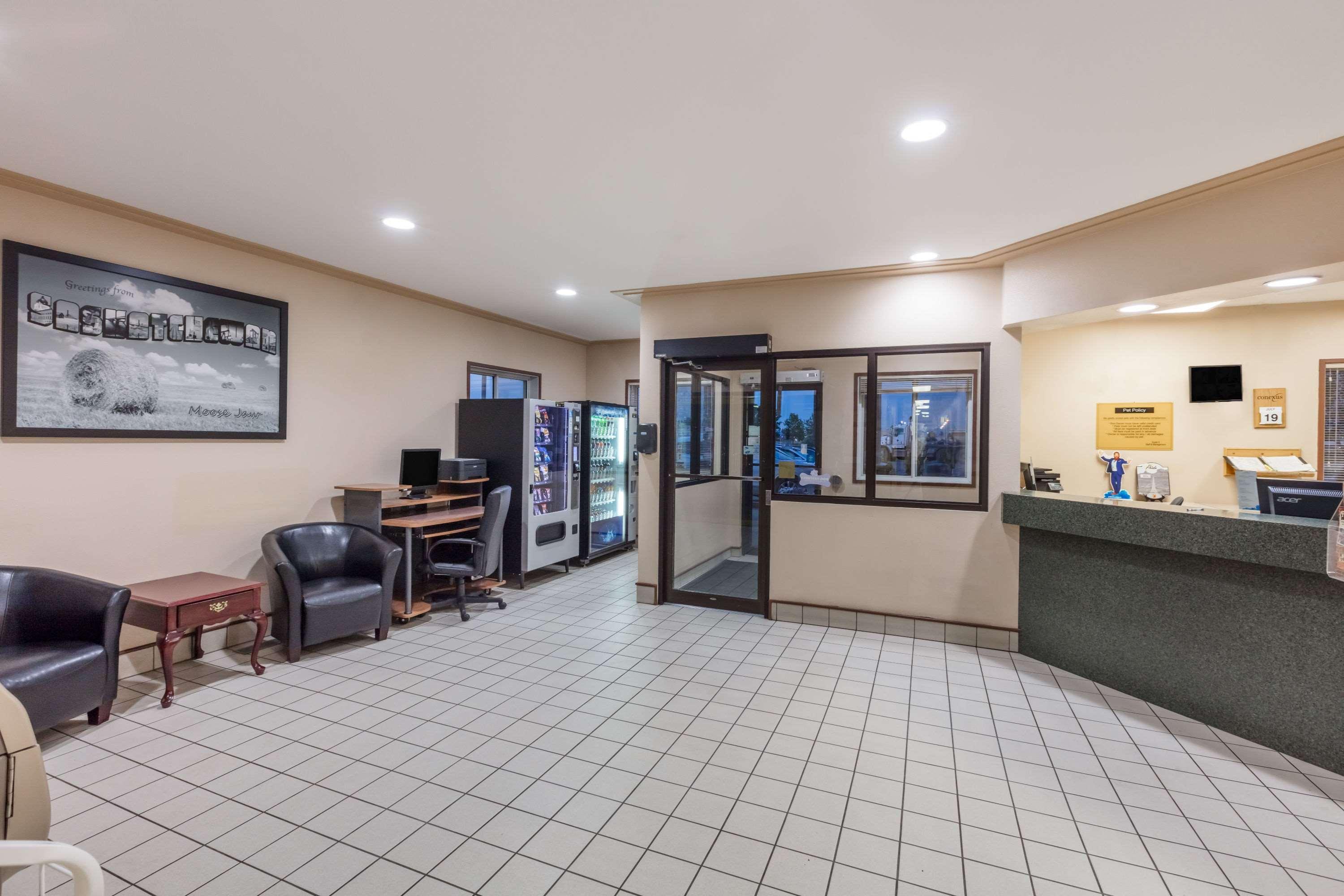 Hotel Super 8 By Wyndham Moose Jaw Sk Esterno foto