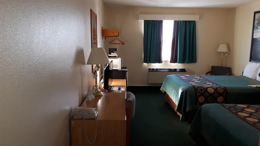 Hotel Super 8 By Wyndham Moose Jaw Sk Esterno foto