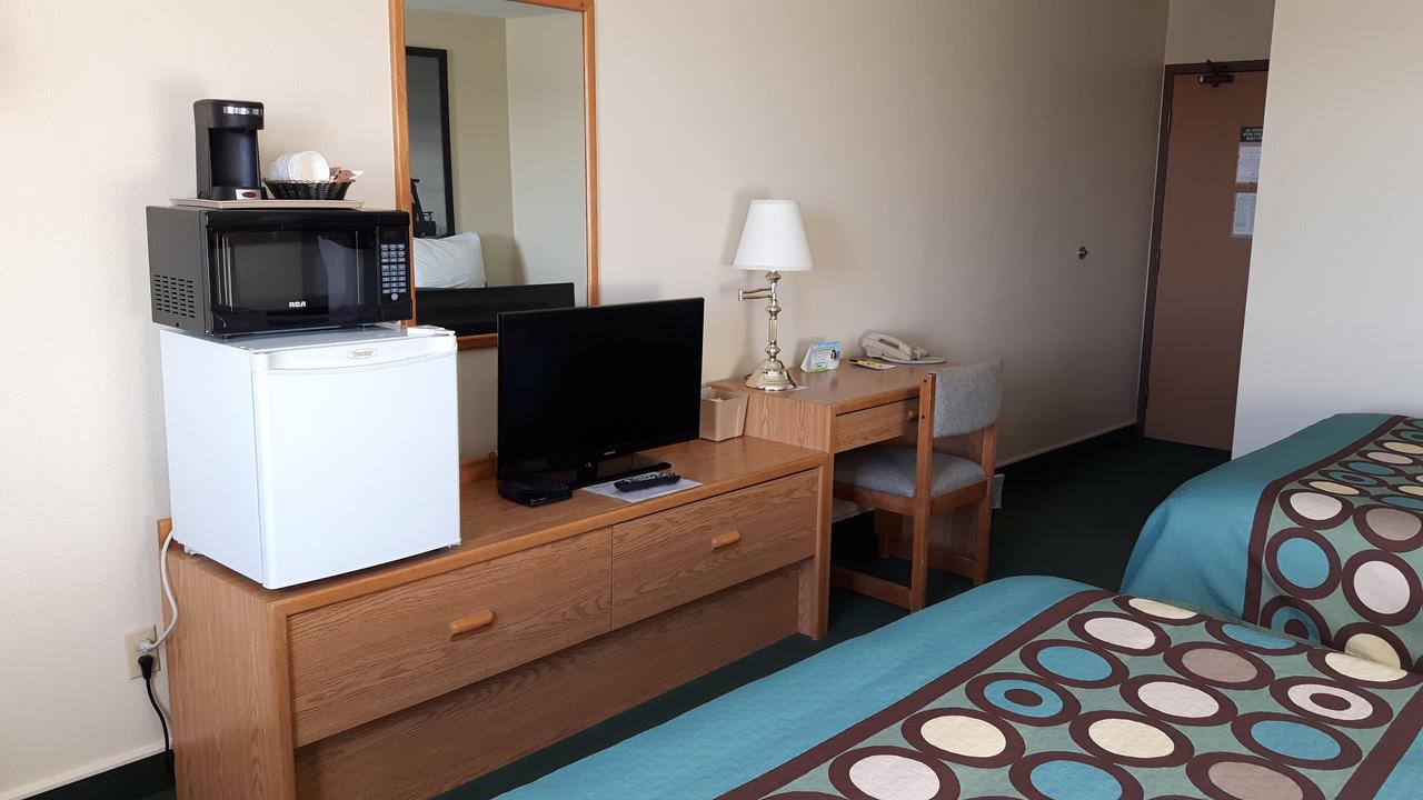 Hotel Super 8 By Wyndham Moose Jaw Sk Esterno foto