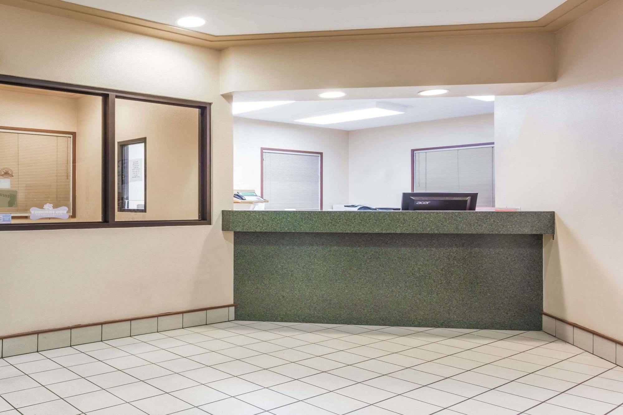 Hotel Super 8 By Wyndham Moose Jaw Sk Esterno foto