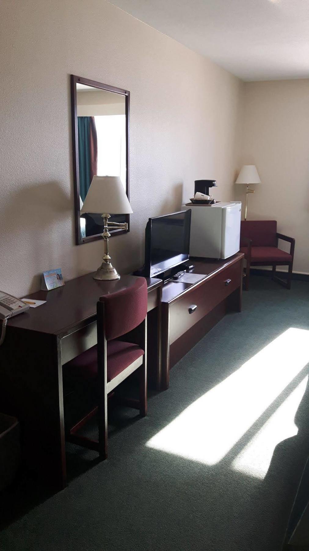 Hotel Super 8 By Wyndham Moose Jaw Sk Esterno foto