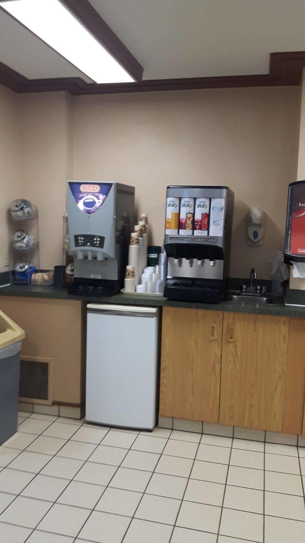 Hotel Super 8 By Wyndham Moose Jaw Sk Esterno foto